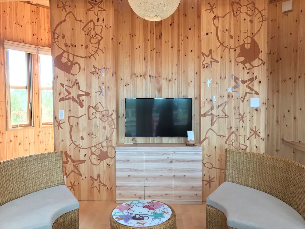 ~ハローキティコラボルーム「ハローキティ星のコクーン」~星が輝くキュートなお部屋/ご宿泊者様限定の豪華オリジナルグッズをプレゼント/姉妹施設ハローキティスマイルご入場券付き/4名定員/禁煙/全室檜風呂 客室1 | グランシャリオ北斗七星135°