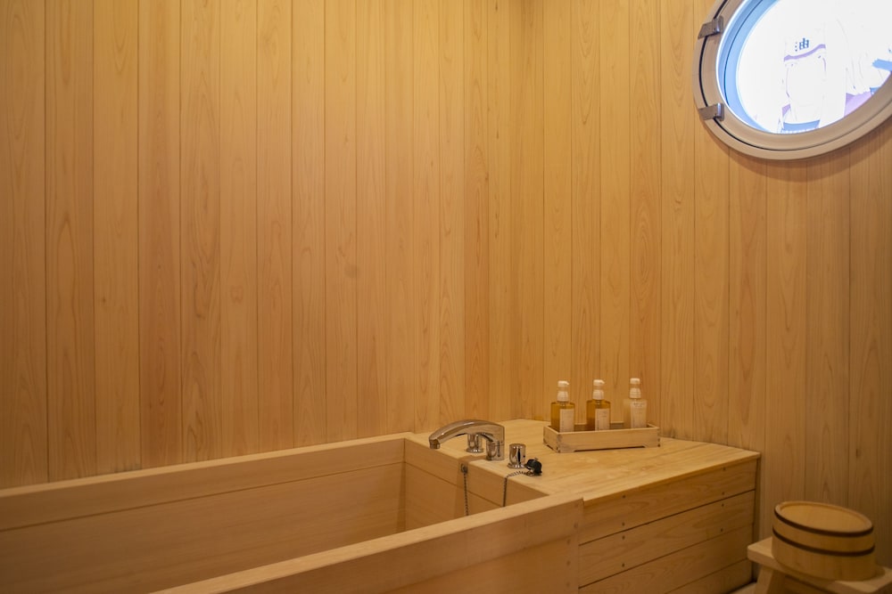 ~NARUTO-ナルト-コラボルーム「火影の別荘」~ご宿泊者様限定の豪華オリジナルグッズをプレゼント/NARUTO&BORUTO忍里ライトチケット付き/4名定員/禁煙/全室檜風呂付き バスルーム0 | グランシャリオ北斗七星135°