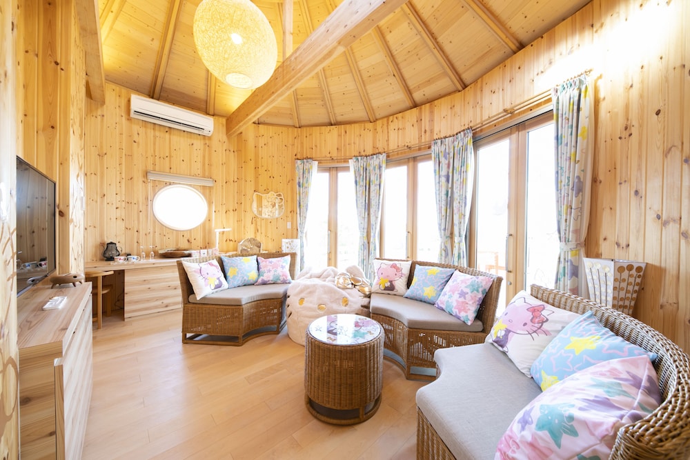 ~ハローキティコラボルーム「ハローキティ星のコクーン」~星が輝くキュートなお部屋/ご宿泊者様限定の豪華オリジナルグッズをプレゼント/姉妹施設ハローキティスマイルご入場券付き/4名定員/禁煙/全室檜風呂 リビング エリア0 | グランシャリオ北斗七星135°