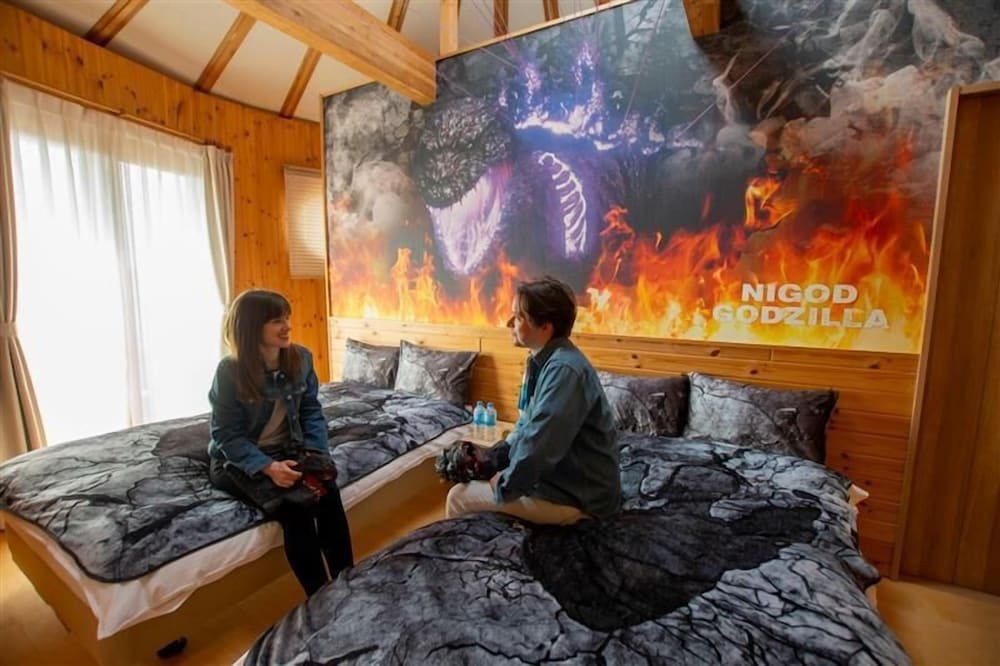 ~ゴジラコラボルーム「怪獣ランド」~ご宿泊者様限定の豪華オリジナルグッズをプレゼント/ゴジラ迎撃作戦ゴールドチケット付き/3名定員/禁煙/全室檜風呂付き 客室8 | グランシャリオ北斗七星135°