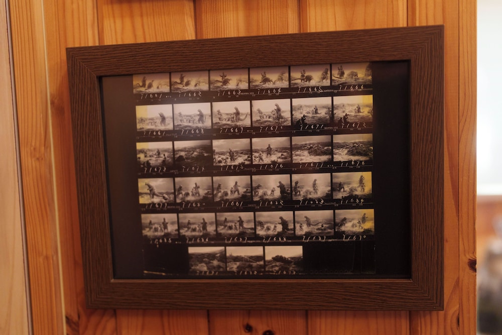 ~ゴジラコラボルーム「昭和東宝怪獣資料室」~ご宿泊者様限定の豪華オリジナルグッズをプレゼント/ゴジラ迎撃作戦ゴールドチケット付き/2名定員/禁煙/全室檜風呂付き リビング エリア3 | グランシャリオ北斗七星135°