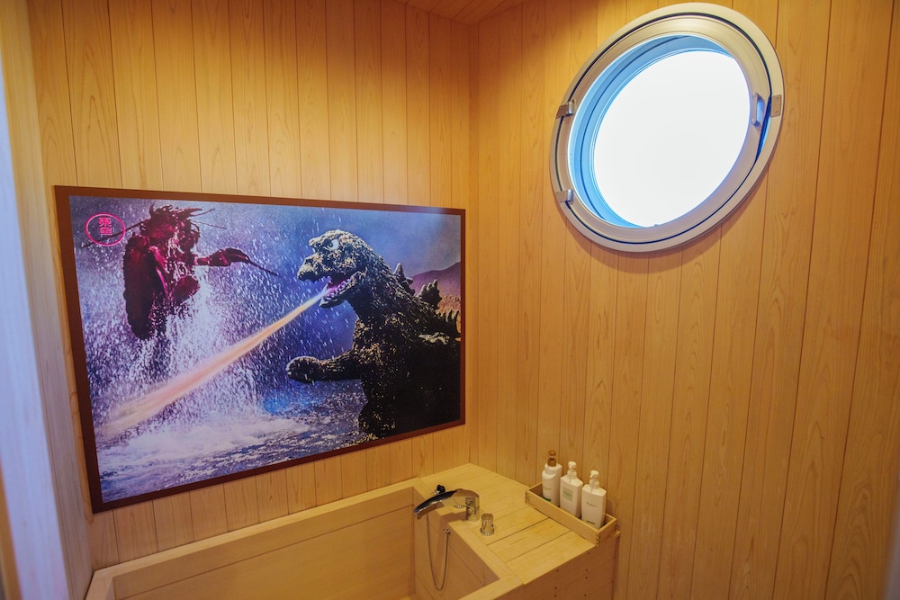 ~ゴジラコラボルーム「昭和東宝怪獣資料室」~ご宿泊者様限定の豪華オリジナルグッズをプレゼント/ゴジラ迎撃作戦ゴールドチケット付き/2名定員/禁煙/全室檜風呂付き バスルーム0 | グランシャリオ北斗七星135°