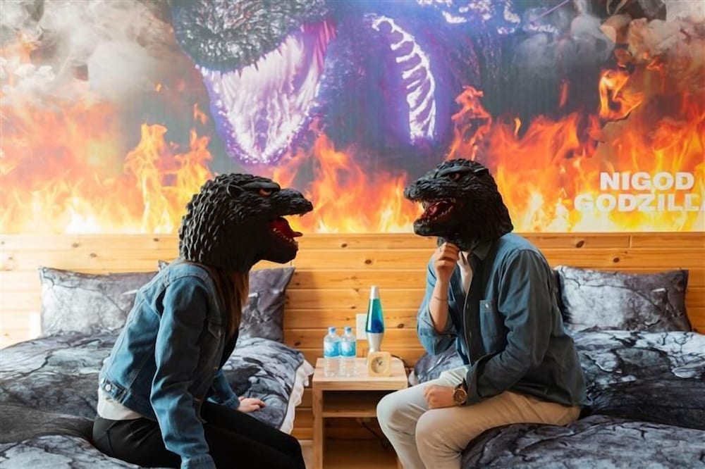 ~ゴジラコラボルーム「怪獣ランド」~ご宿泊者様限定の豪華オリジナルグッズをプレゼント/ゴジラ迎撃作戦ゴールドチケット付き/3名定員/禁煙/全室檜風呂付き 客室6 | グランシャリオ北斗七星135°