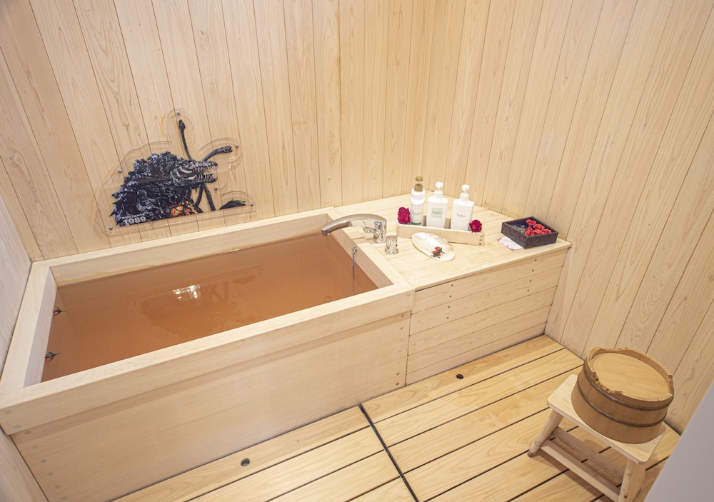 ~ゴジラコラボルーム「怪獣ランド」~ご宿泊者様限定の豪華オリジナルグッズをプレゼント/ゴジラ迎撃作戦ゴールドチケット付き/3名定員/禁煙/全室檜風呂付き バスルーム0 | グランシャリオ北斗七星135°