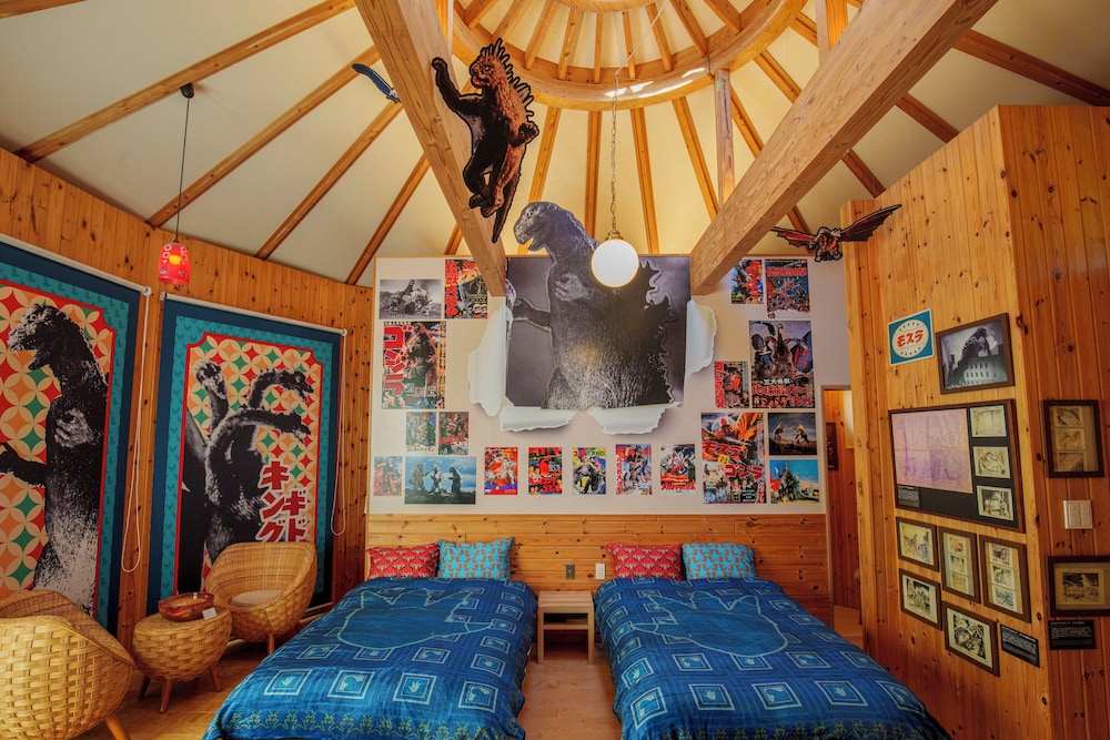 ~ゴジラコラボルーム「昭和東宝怪獣資料室」~ご宿泊者様限定の豪華オリジナルグッズをプレゼント/ゴジラ迎撃作戦ゴールドチケット付き/2名定員/禁煙/全室檜風呂付き | グランシャリオ北斗七星135°