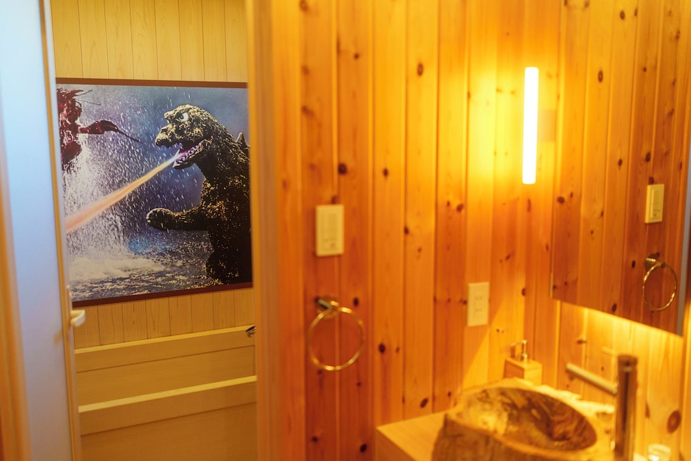 ~ゴジラコラボルーム「昭和東宝怪獣資料室」~ご宿泊者様限定の豪華オリジナルグッズをプレゼント/ゴジラ迎撃作戦ゴールドチケット付き/2名定員/禁煙/全室檜風呂付き バスルーム1 | グランシャリオ北斗七星135°