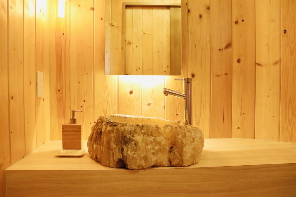 ~ハローキティコラボルーム「ハローキティ星のコクーン」~星が輝くキュートなお部屋/ご宿泊者様限定の豪華オリジナルグッズをプレゼント/姉妹施設ハローキティスマイルご入場券付き/4名定員/禁煙/全室檜風呂 バスルーム0 | グランシャリオ北斗七星135°