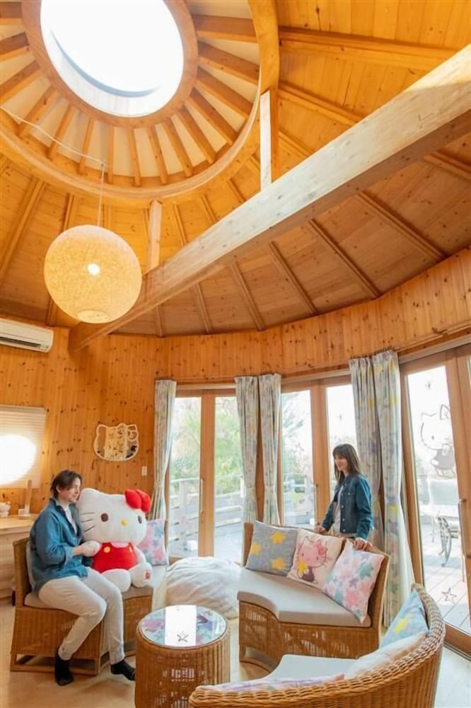 ~ハローキティコラボルーム「ハローキティ星のコクーン」~星が輝くキュートなお部屋/ご宿泊者様限定の豪華オリジナルグッズをプレゼント/姉妹施設ハローキティスマイルご入場券付き/4名定員/禁煙/全室檜風呂 客室2 | グランシャリオ北斗七星135°