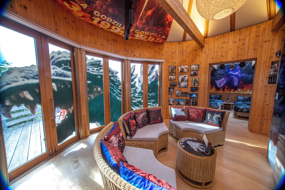 ~ゴジラコラボルーム「怪獣ランド」~ご宿泊者様限定の豪華オリジナルグッズをプレゼント/ゴジラ迎撃作戦ゴールドチケット付き/3名定員/禁煙/全室檜風呂付き | グランシャリオ北斗七星135°