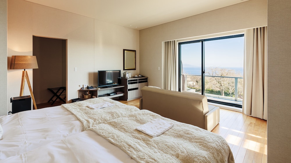 ラグジュアリー スイート 客室2 | the salon 伊豆高原 Hotels & Resort