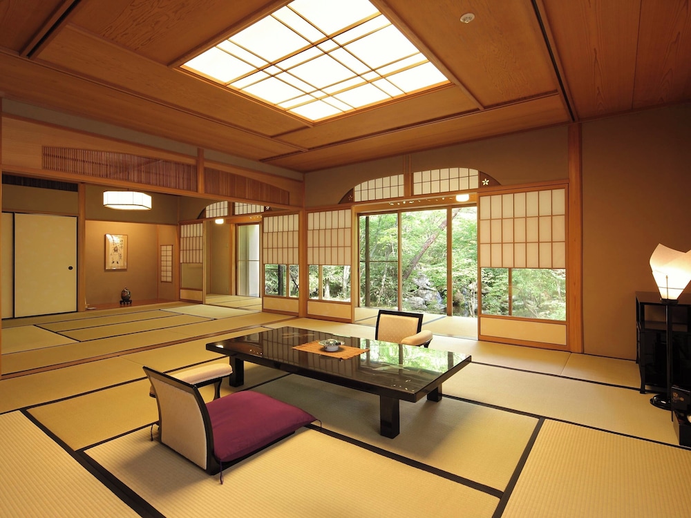 グランド ヴィラ 2 ベッドルーム コートヤードビュー 別館 客室1 | 旅亭 半水盧