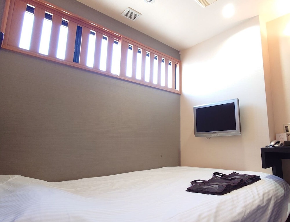 ダブルルーム ダブルベッド 1 台 (13㎡) | ホテル道後やや