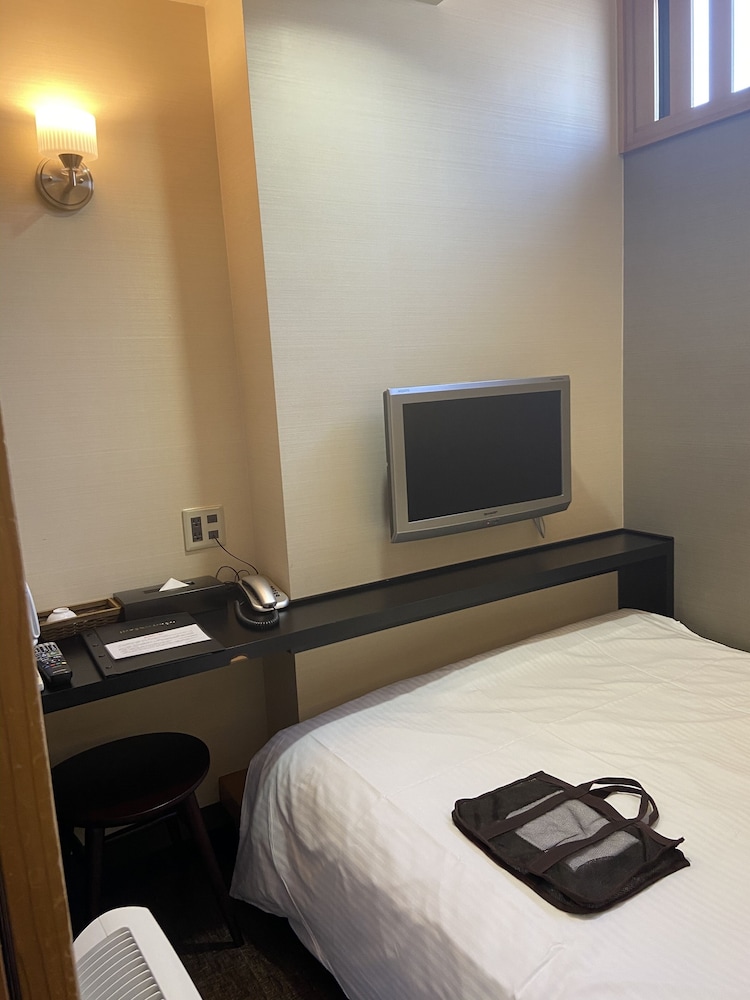 ダブルルーム ダブルベッド 1 台 (13㎡) 客室内のダイニングエリア0 | ホテル道後やや