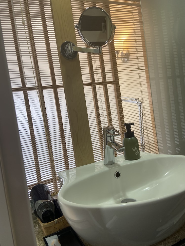 ダブルルーム ダブルベッド 1 台 (13㎡) バスルームのシャワー0 | ホテル道後やや