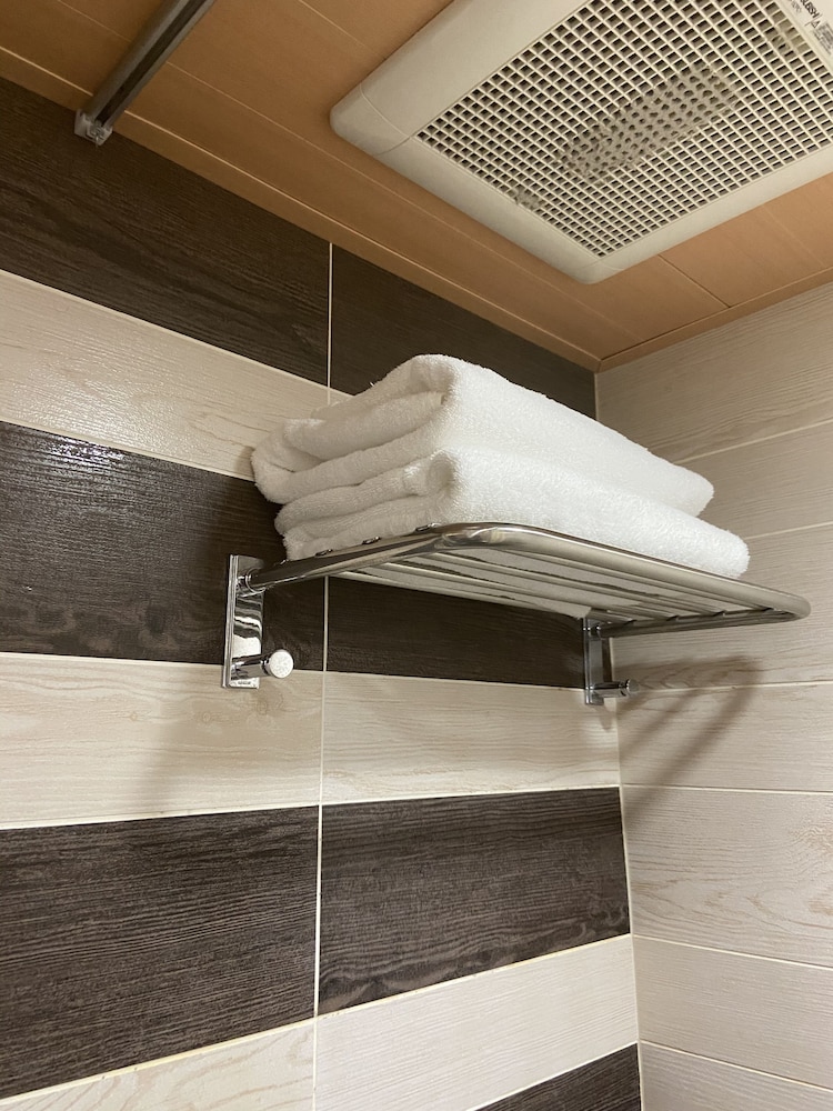 ダブルルーム ダブルベッド 1 台 (13㎡) バスルーム2 | ホテル道後やや