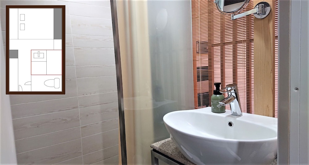 ダブルルーム ダブルベッド 1 台 (13㎡) 客室3 | ホテル道後やや