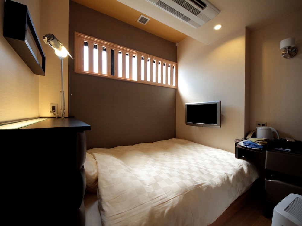 ダブルルーム ダブルベッド 1 台 (13㎡) 客室1 | ホテル道後やや