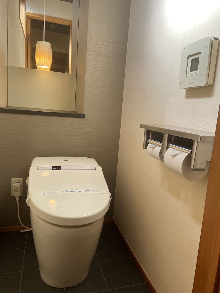 ダブルルーム ダブルベッド 1 台 (13㎡) バスルーム1 | ホテル道後やや