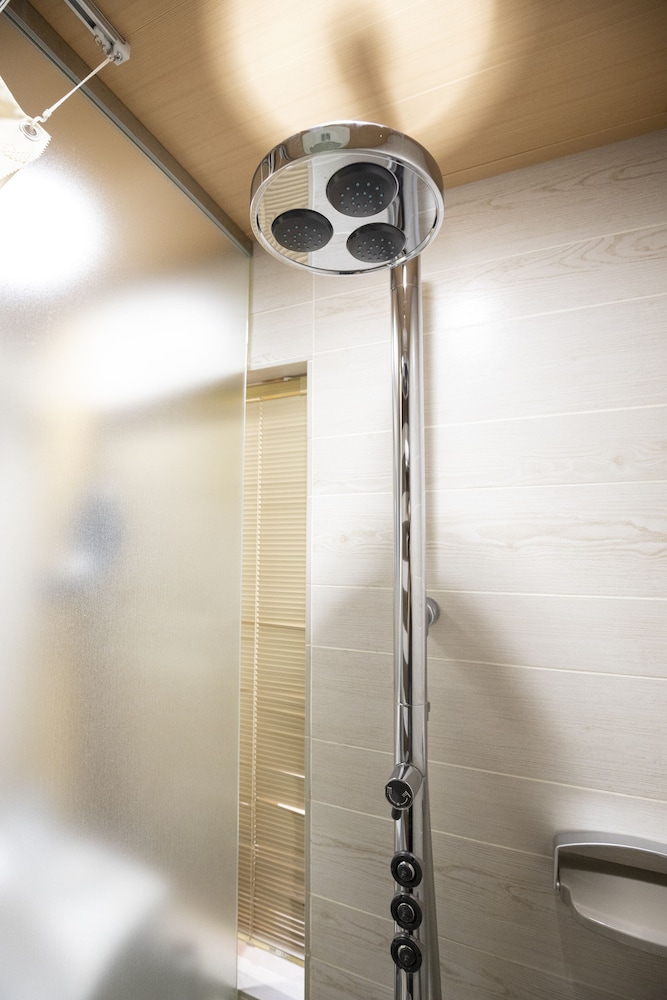 ダブルルーム ダブルベッド 1 台 (13㎡) 客室2 | ホテル道後やや