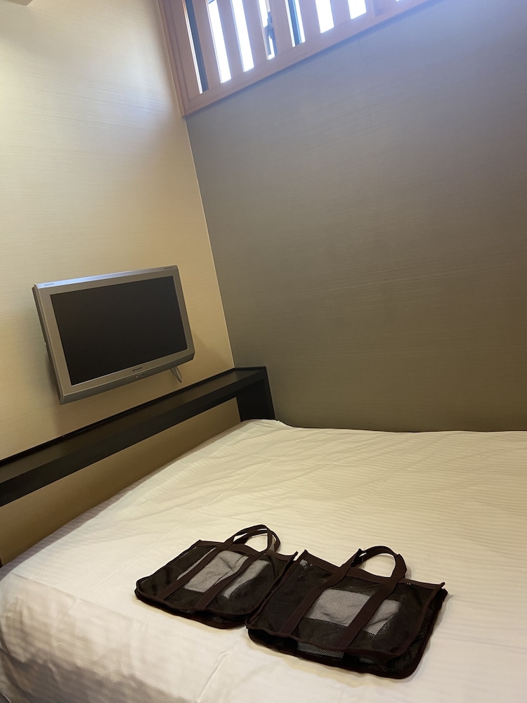 ダブルルーム ダブルベッド 1 台 (13㎡) 客室の設備とサービス0 | ホテル道後やや