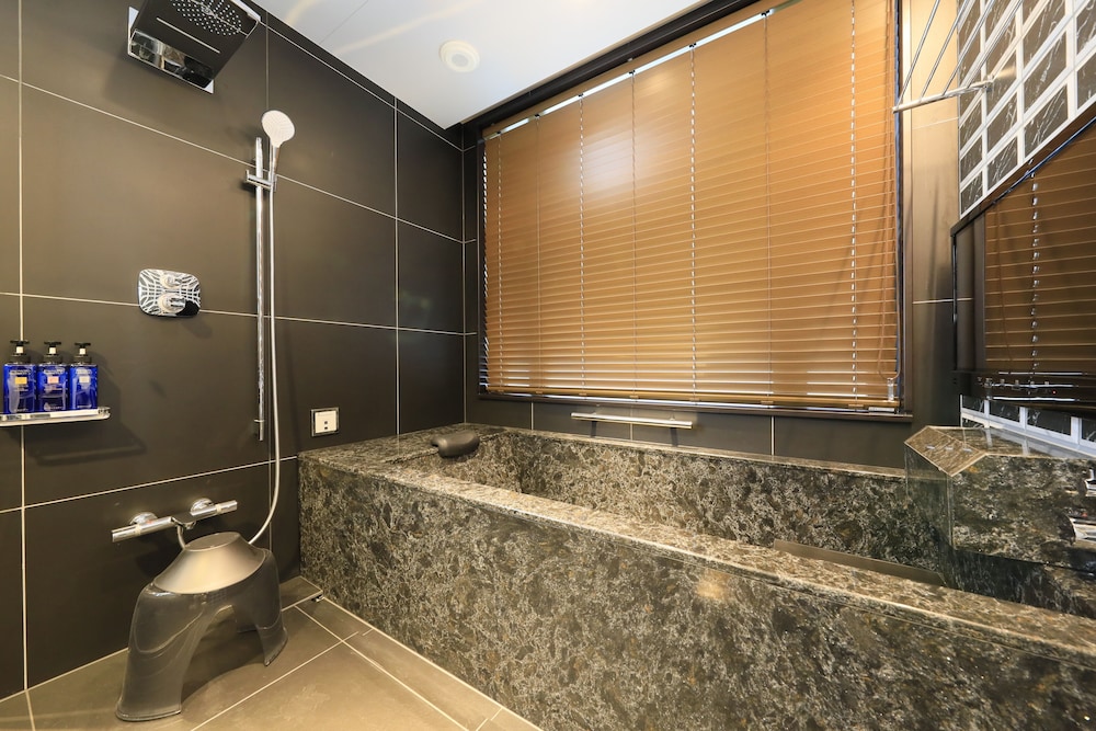 プレミアム　ツインルーム バスルーム1 | ホテル祇園一琳