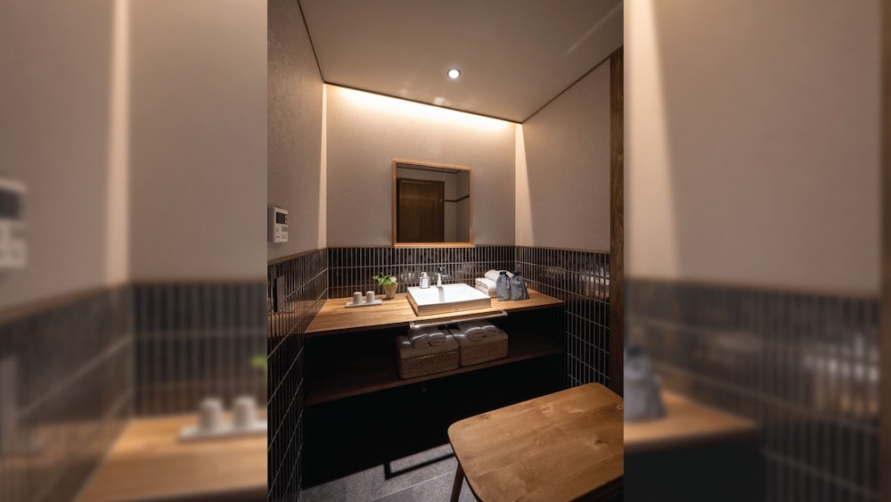 THE KAZAHAYA 坪庭スイート バスルームのシンク0 | ザ 町屋 風早