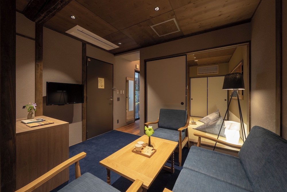 THE KAZAHAYA 坪庭スイート リビング エリア1 | ザ 町屋 風早