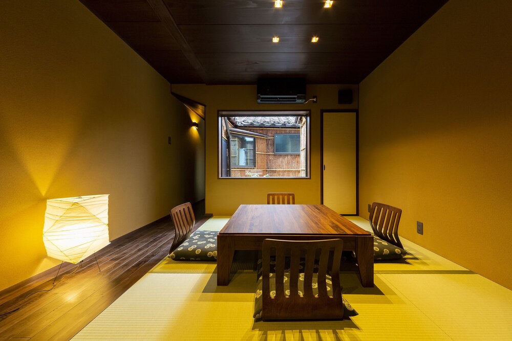 町屋一棟貸し リビング エリア0 | ひがしやま 祥、