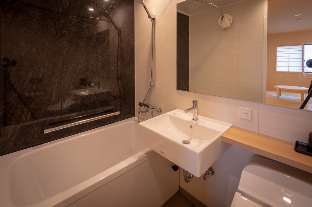 スタンダード ダブル シービュー バスルーム0 | 移り住みたくなる宿 イミグレ