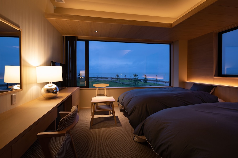 スーペリア ツイン シービュー 客室1 | 移り住みたくなる宿 イミグレ