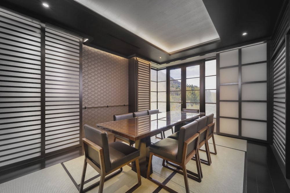 デラックス ルーム 3 ベッドルーム (Townhouse) 客室内のダイニングエリア0 | ヒノデヒルズニセコビレッジ