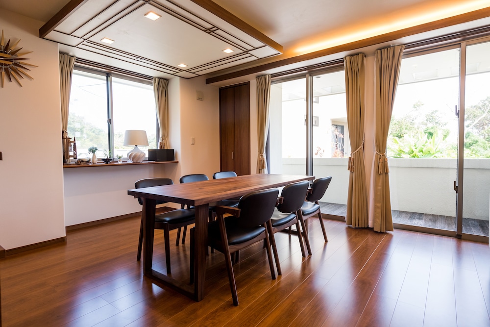 ヴィラ 客室内のダイニングエリア0 | E-horizon Resort 名護
