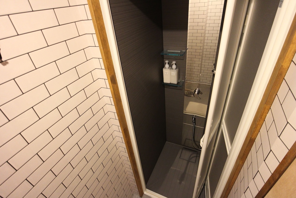 4 人部屋 バスルーム0 | シャリン 金沢 トラベラーズイン