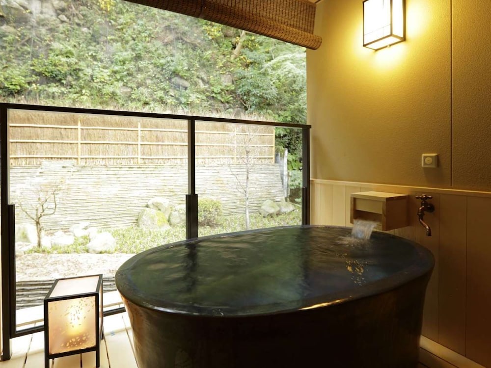 【露天風呂付】トリプル（ツイン＋ダブル）36平米 バスルーム0 | 月の宿 紗ら