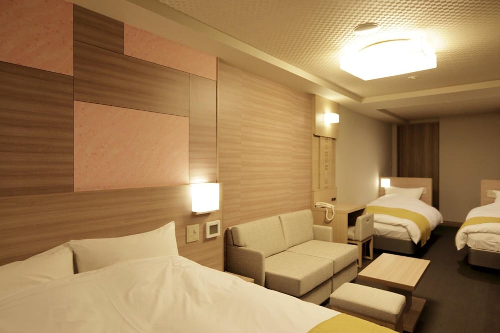 【露天風呂付】トリプル（ツイン＋ダブル）36平米 客室4 | 月の宿 紗ら