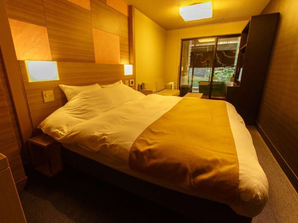 【露天風呂付】ダブル29平米〜33平米 客室2 | 月の宿 紗ら