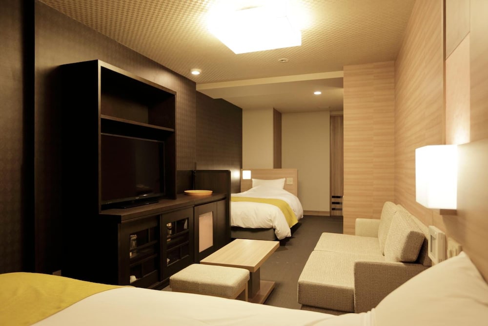 【露天風呂付】トリプル（ツイン＋ダブル）36平米 客室2 | 月の宿 紗ら