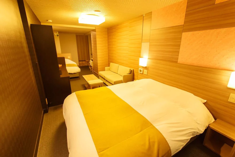 【露天風呂付】トリプル（ツイン＋ダブル）36平米 客室1 | 月の宿 紗ら