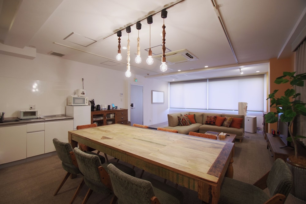 デラックス アパートメント (401) 客室内のダイニングエリア1 | INOVE VILLA OSAKA