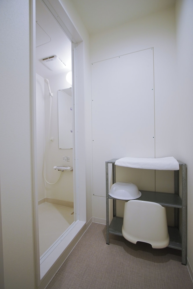 デラックス アパートメント (501) バスルームのシャワー1 | INOVE VILLA OSAKA