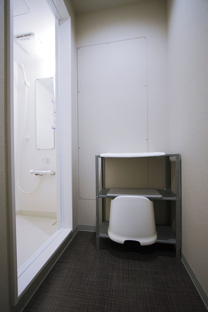 デラックス アパートメント (601) バスルームのシャワー1 | INOVE VILLA OSAKA
