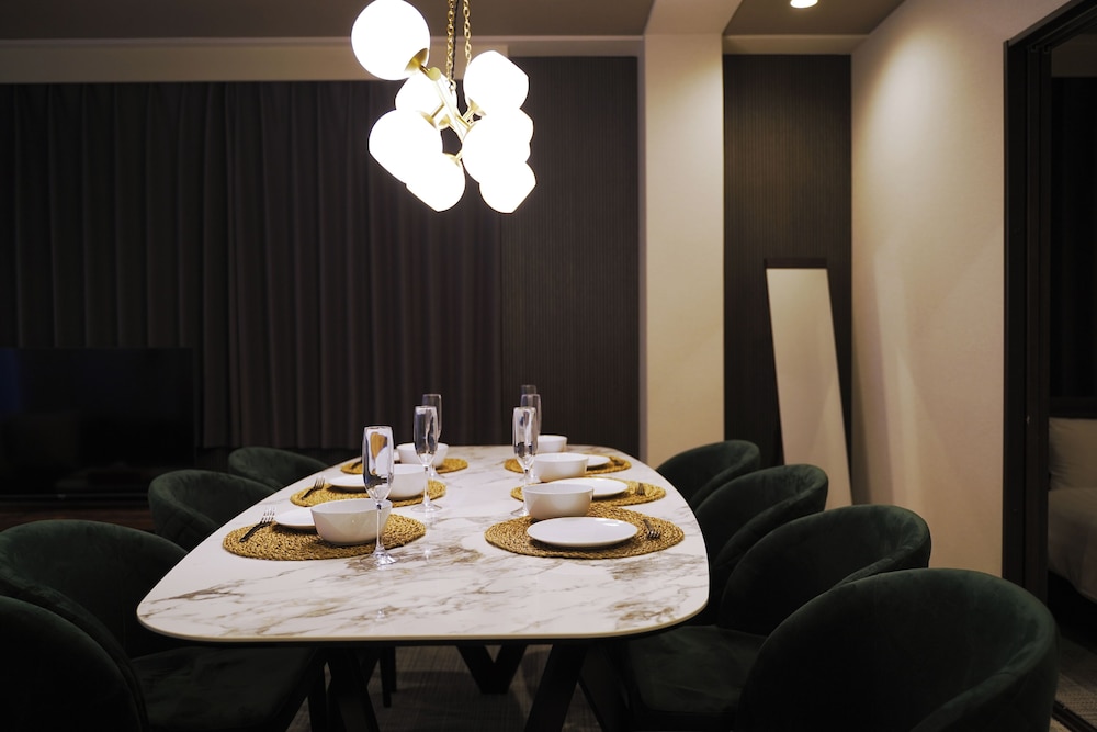 デラックス アパートメント (601) ダイニングルーム1 | INOVE VILLA OSAKA