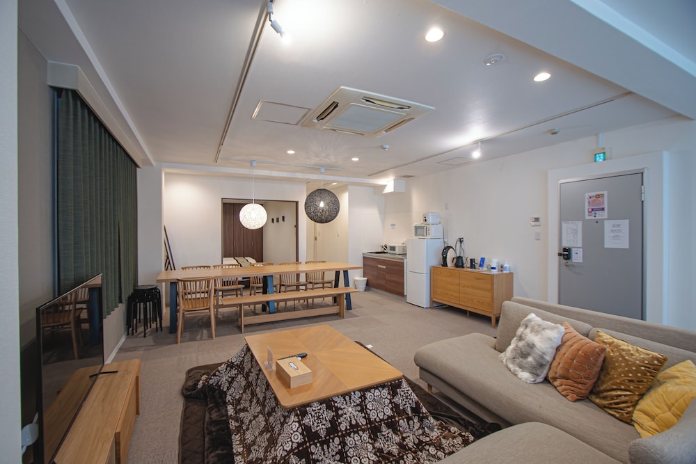 デラックス アパートメント (501) リビング エリア1 | INOVE VILLA OSAKA