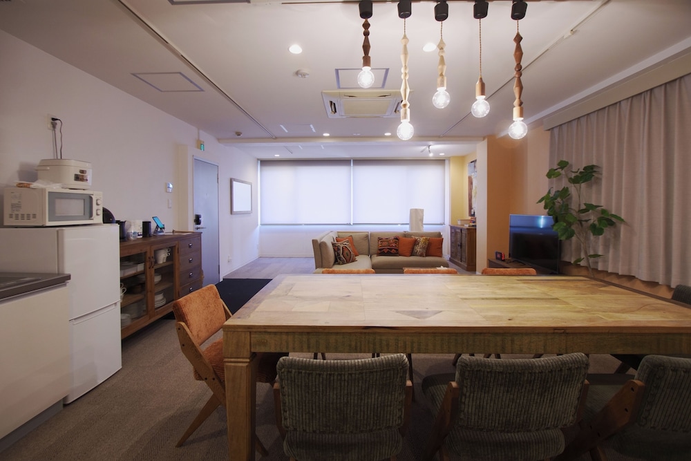 デラックス アパートメント (401) 客室内のダイニングエリア2 | INOVE VILLA OSAKA