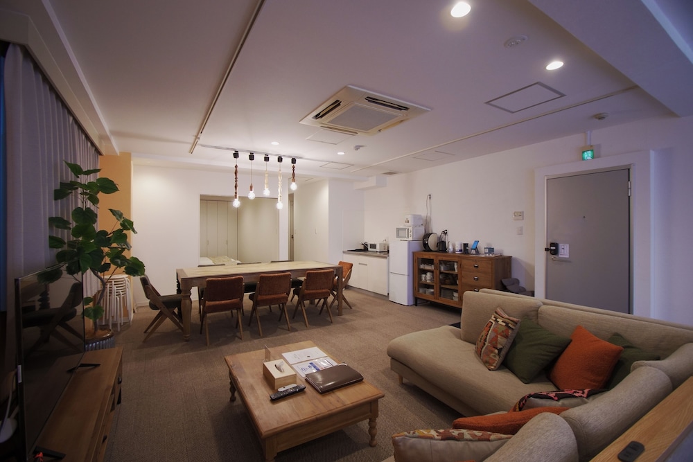 デラックス アパートメント (401) リビング エリア1 | INOVE VILLA OSAKA