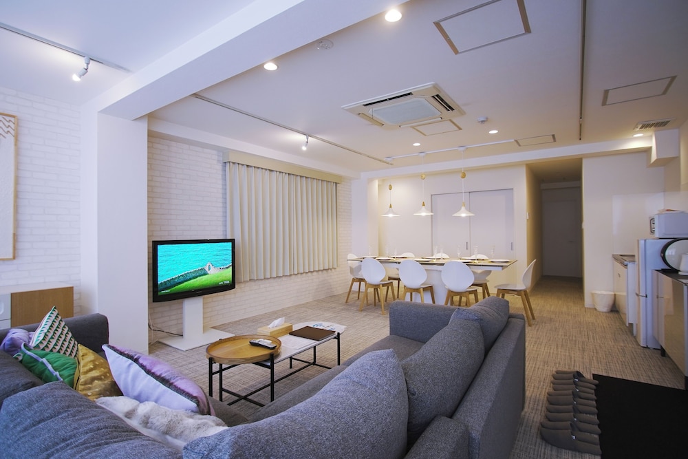 デラックス アパートメント (301) リビング エリア3 | INOVE VILLA OSAKA