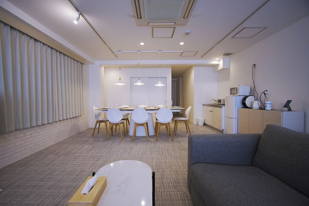 デラックス アパートメント (301) リビング エリア2 | INOVE VILLA OSAKA