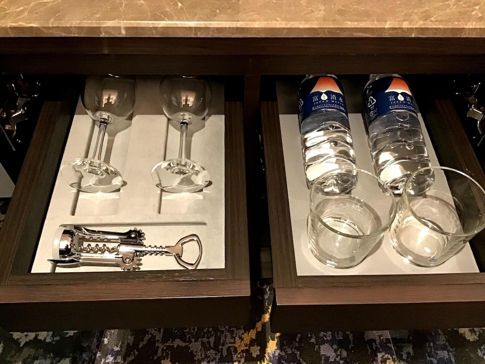 デラックスコーナーキングルーム 31平米 禁煙 客室の設備とサービス1 | THE BLOSSOM HIBIYA