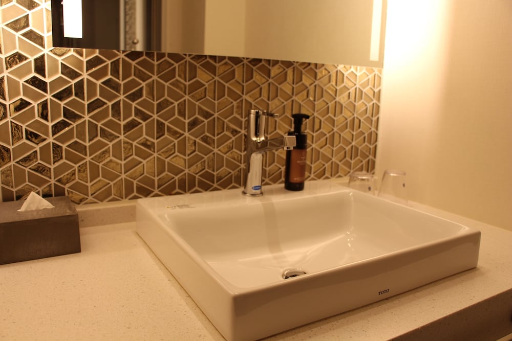 デラックスコーナーツインルーム (3名利用) 34平米 禁煙 バスルームのシンク0 | THE BLOSSOM HIBIYA