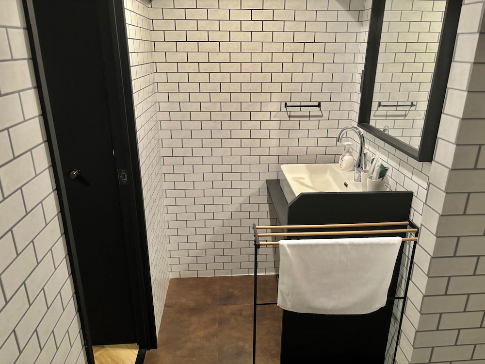 コンフォート ダブルルーム ダブルベッド 1 台 バスルーム5 | Book Tea Bed 新宿御苑